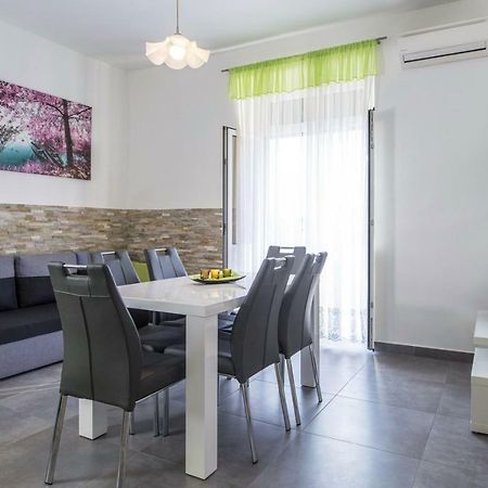 Apartment Stefania On The Beach Koromačno المظهر الخارجي الصورة