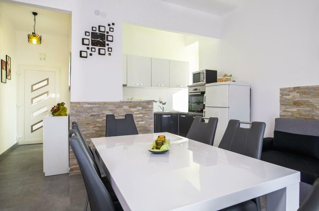 Apartment Stefania On The Beach Koromačno المظهر الخارجي الصورة